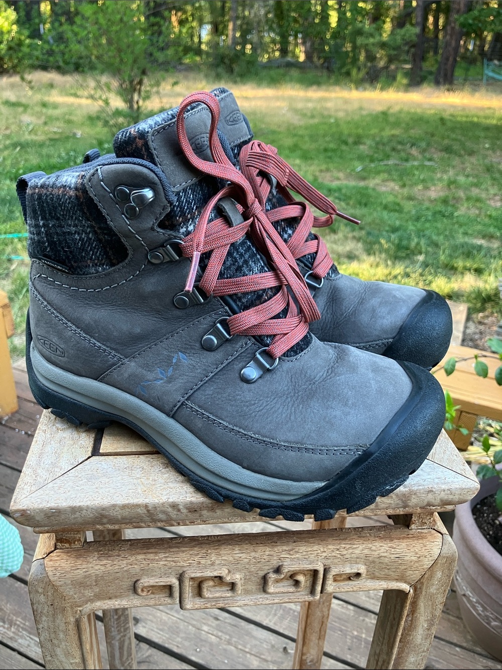 Keen women’s size 7 lightweight hiking boot waterproof arch support like new